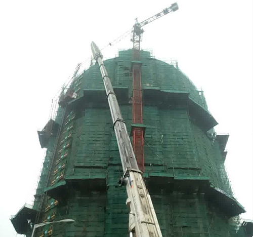 宁城吊车在工地上作业